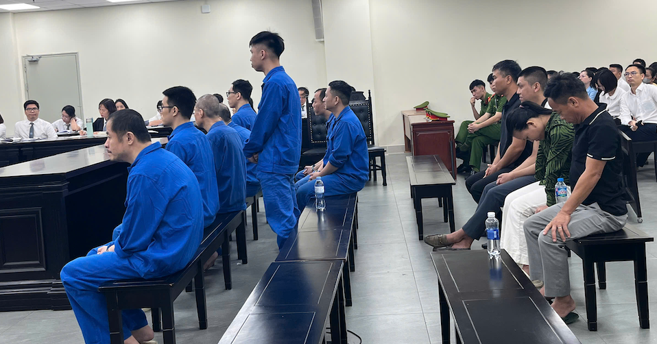 Câu kết với đàn ông ngoại quốc rút tiền tỷ từ nhiều thẻ Visa của người khác