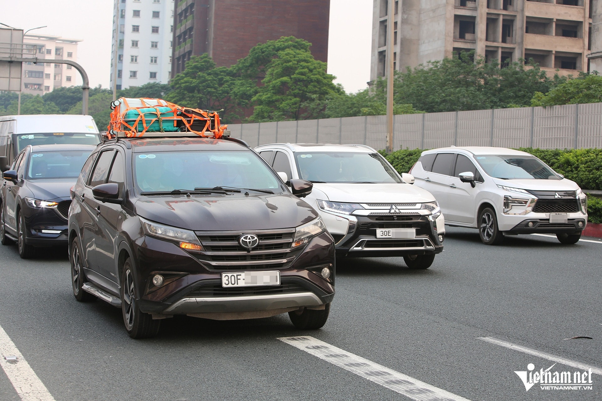 cho do tren noc xe.jpg