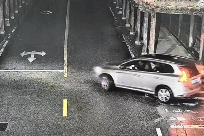 Chồng uống rượu giao vô-lăng cho vợ, ô tô bất ngờ lao khỏi cầu, rơi xuống sông