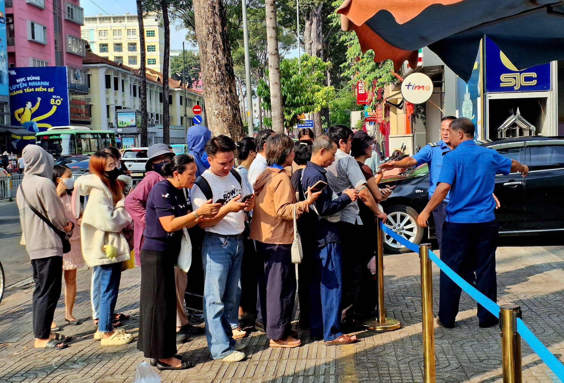 Giá vàng bật tăng sốc, người dân TPHCM xếp ghế chờ mua