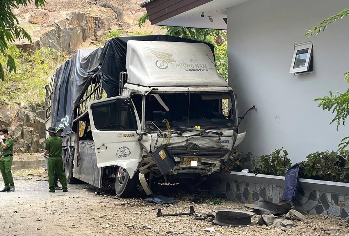 Hiện trường vụ xe tải lao xuống triền núi ở Lâm Đồng khiến 3 người tử vong