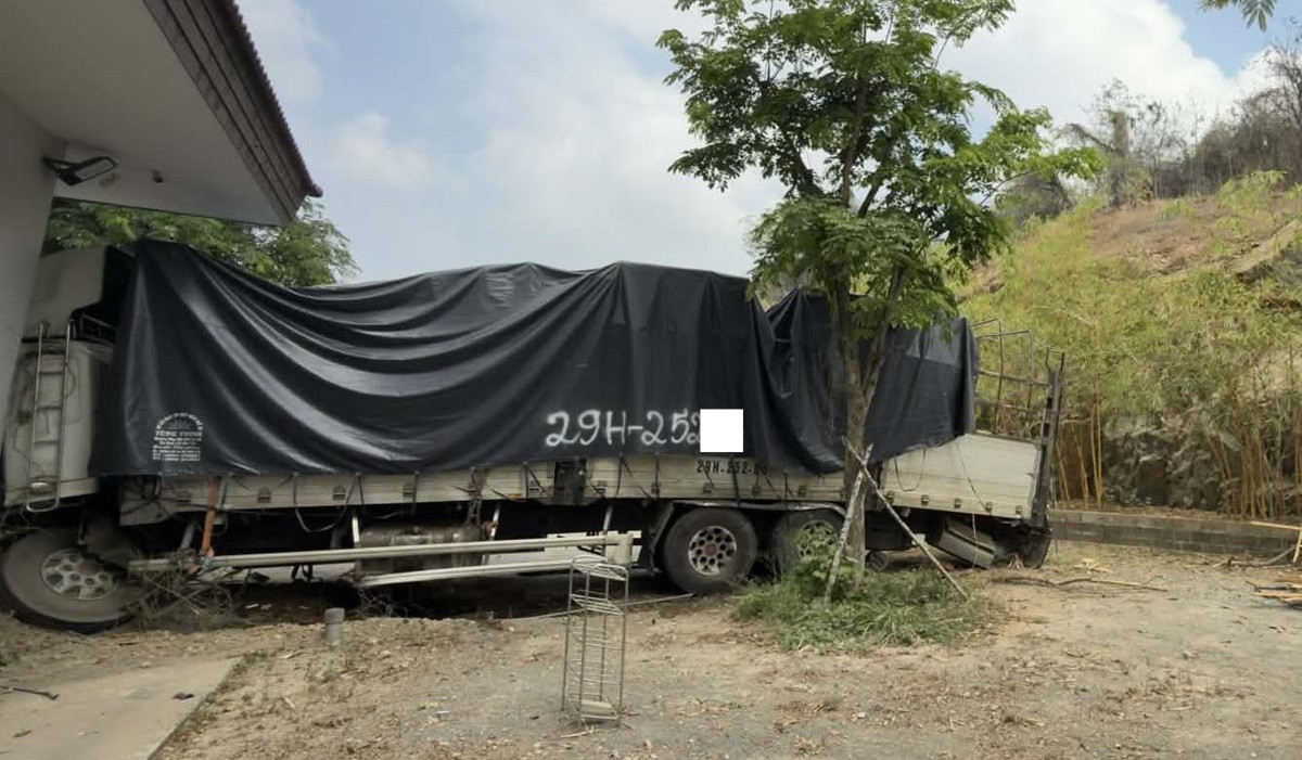 Hiện trường xe tải lao xuống triền núi ở Lâm Đồng khiến 3 người tử vong.jpg