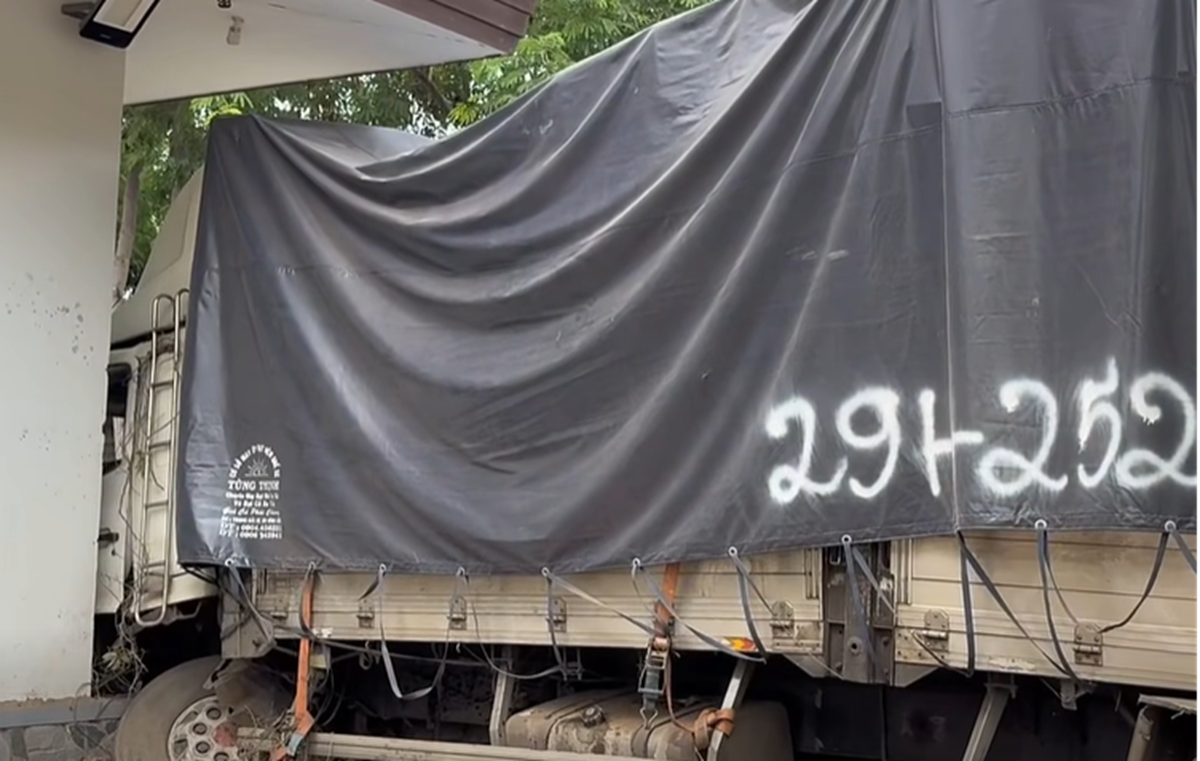 Hiện trường xe tải lao xuống triền núi ở Lâm Đồng khiến 3 người tử vong..png