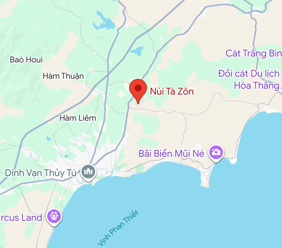 Hiện trường xe tải lao xuống triền núi ở Lâm Đồng khiến 3 người tử vong...jpg