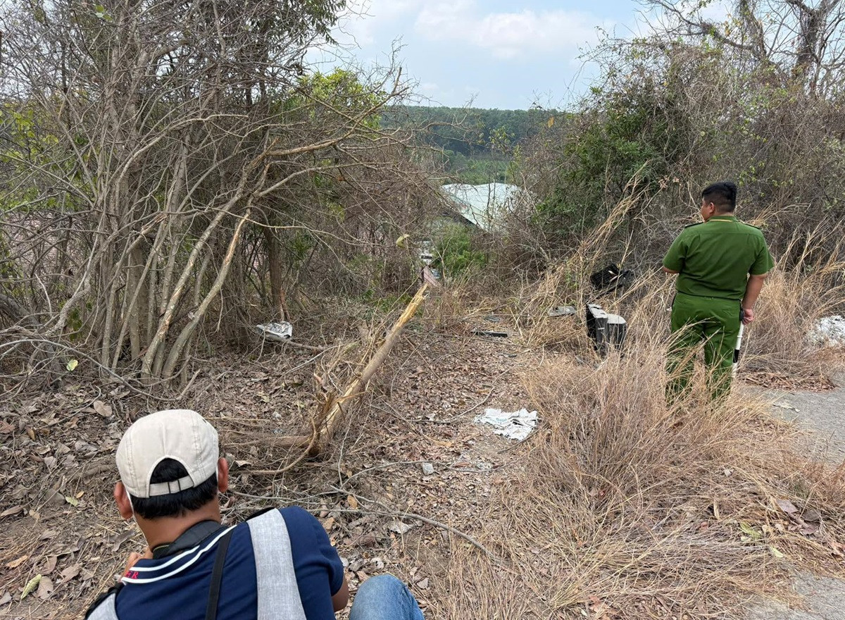 Hiện trường xe tải lao xuống triền núi ở Lâm Đồng khiến 3 người tử vong.1.jpg