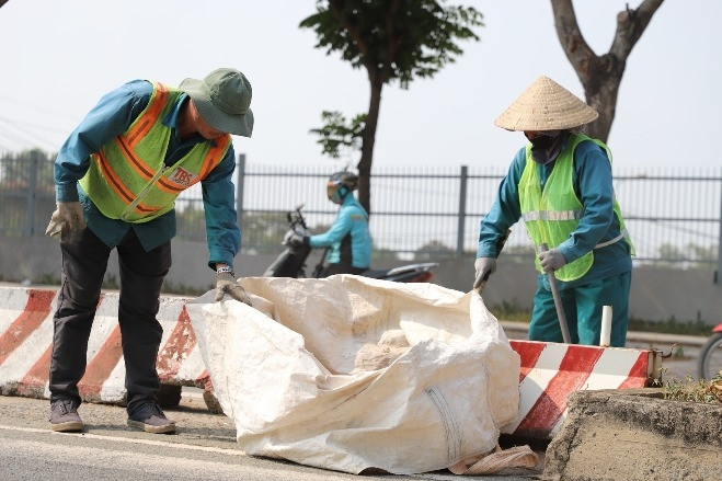  Hơi nóng hầm hập bủa vây, người dân TPHCM vật lộn dưới nắng 40 độ C 