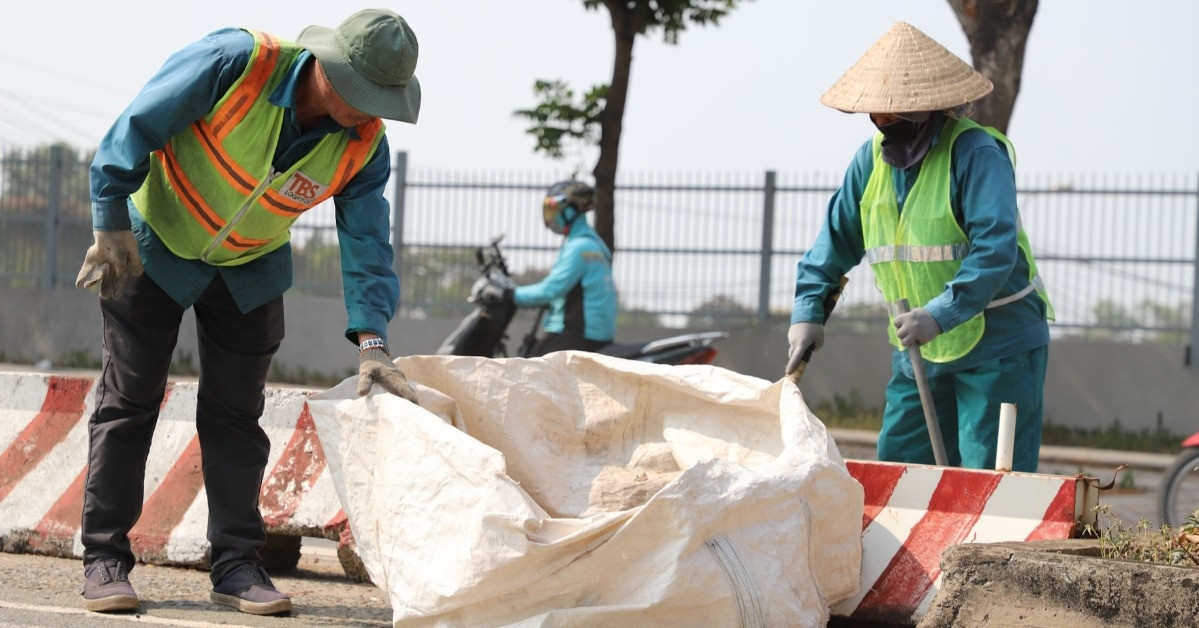 Hơi nóng hầm hập bủa vây, người dân TPHCM vật lộn dưới nắng 40 độ C