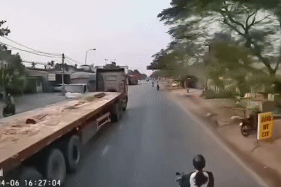 Khoảnh khắc cô gái đi xe máy 'biến mất' trước đầu xe tải và cái kết bất ngờ