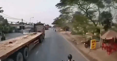Khoảnh khắc cô gái đi xe máy biến mất trước đầu xe tải và cái kết bất ngờ