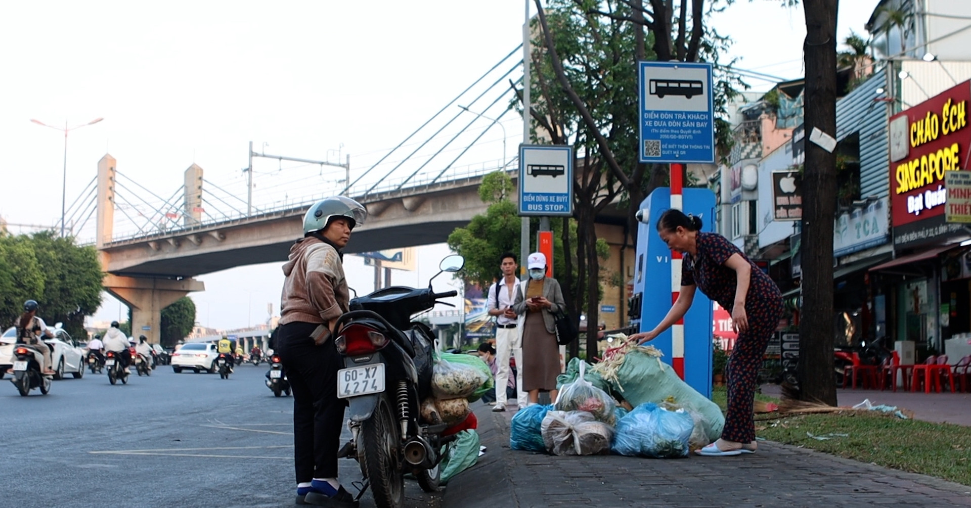 Miễn phí xe buýt, người dân mong hết cảnh rác thải, hàng rong lấn chiếm trạm chờ