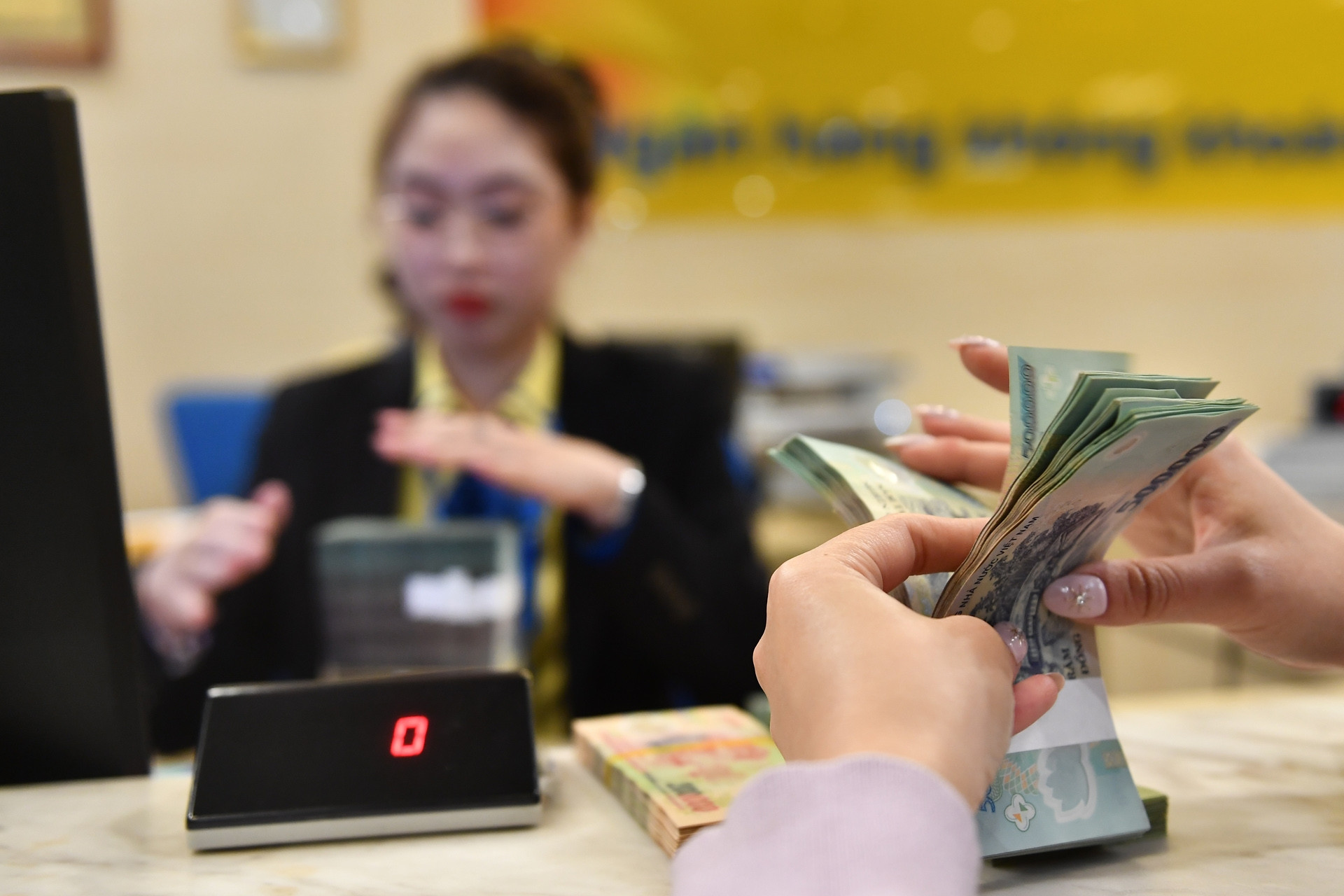 Lãi suất huy động vượt 9%/năm, đã lên đỉnh hay còn tăng tiếp?