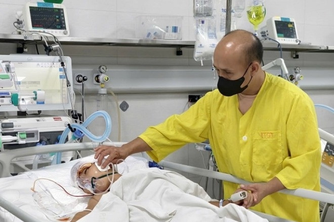 Nam sinh 14 tuổi tai nạn nguy kịch, gia đình sống lênh đênh trên thuyền cầu cứu