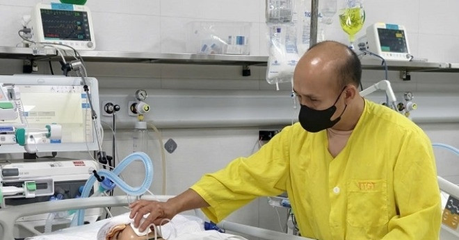 Nam sinh 14 tuổi nguy kịch sau tai nạn, gia đình sống lênh đênh trên thuyền kêu cứu