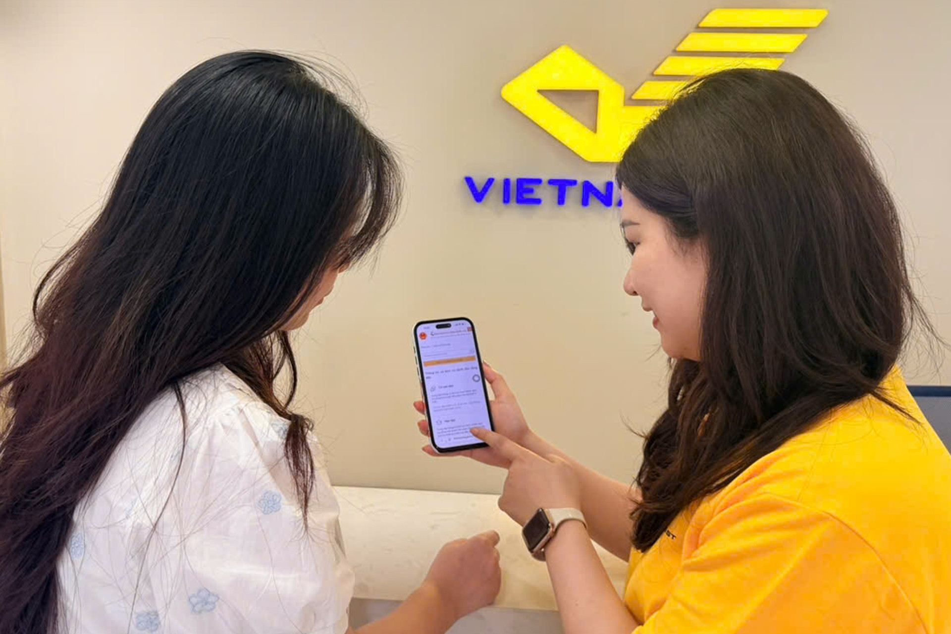 Nhân viên Bưu điện tham gia hướng dẫn người dân dùng dịch vụ công trực tuyến