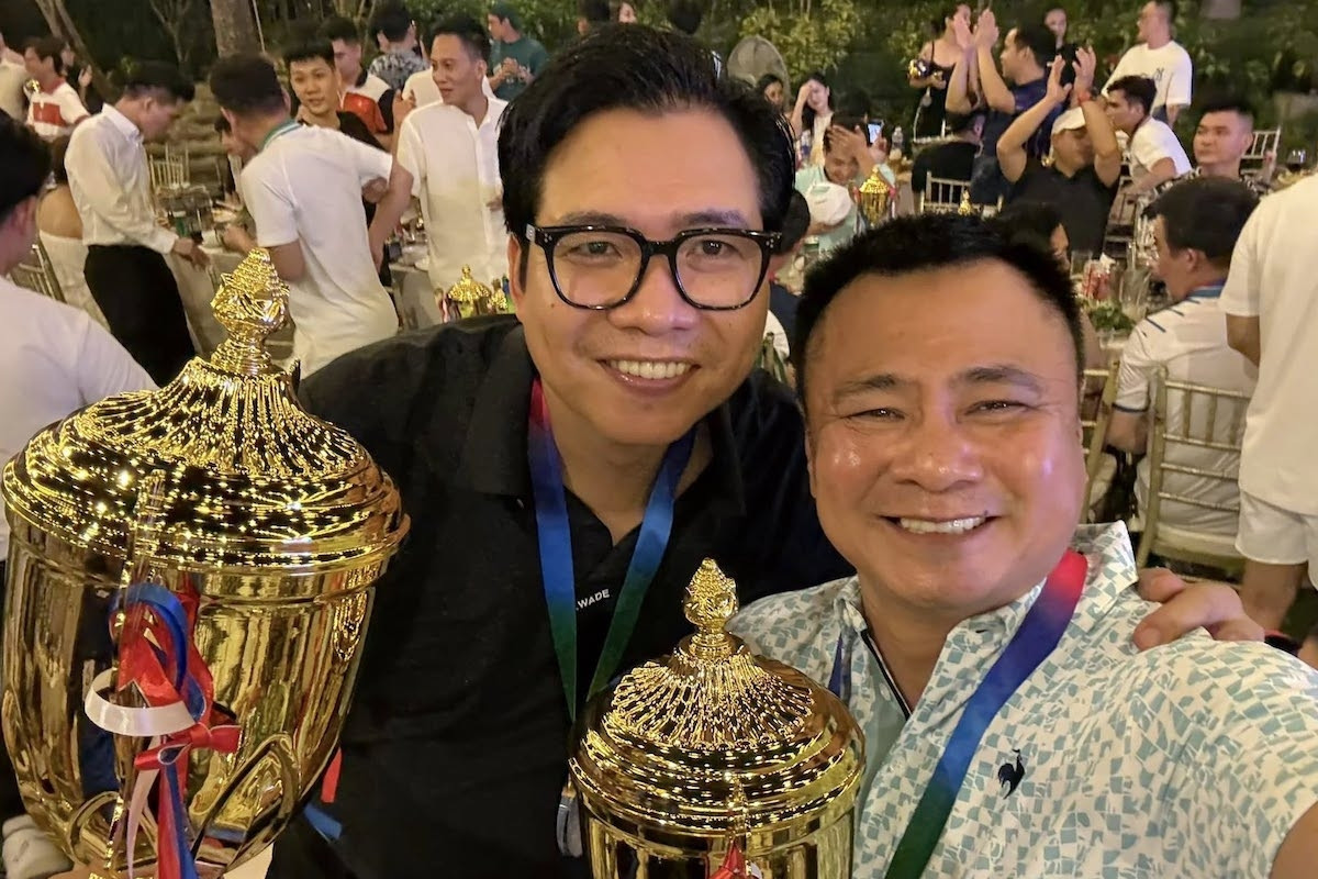 NSND Tự Long khoe cúp vô địch, Đình Tú tặng quà bất ngờ cho vợ Ngọc Huyền