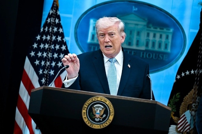 Ông Trump nói có thể nối lại tấn công Iran, 15 nước thảo luận về Hormuz