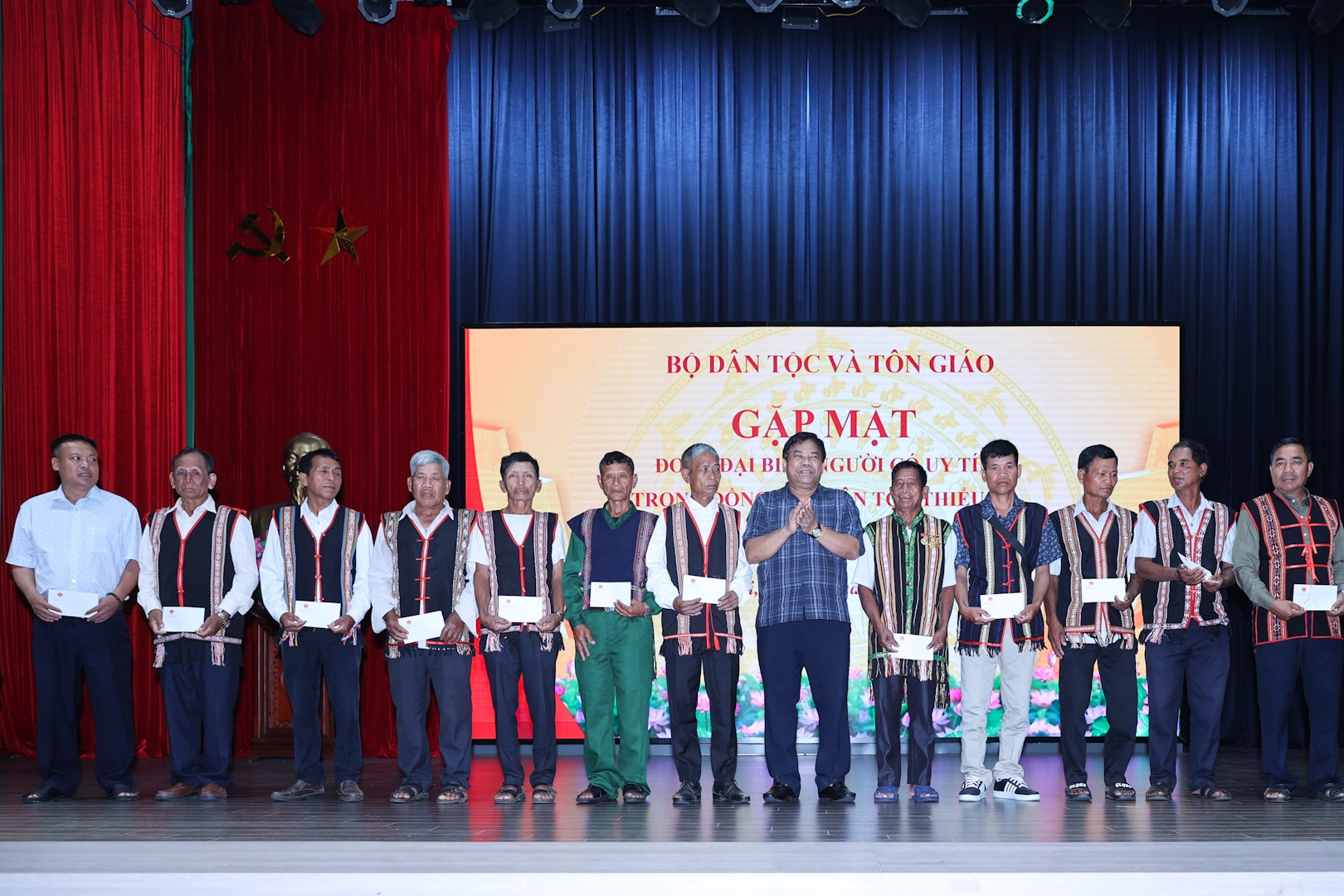  Thứ trưởng Y Thông gặp mặt đại biểu người có uy tín các tỉnh Quảng Ngãi, Gia Lai 