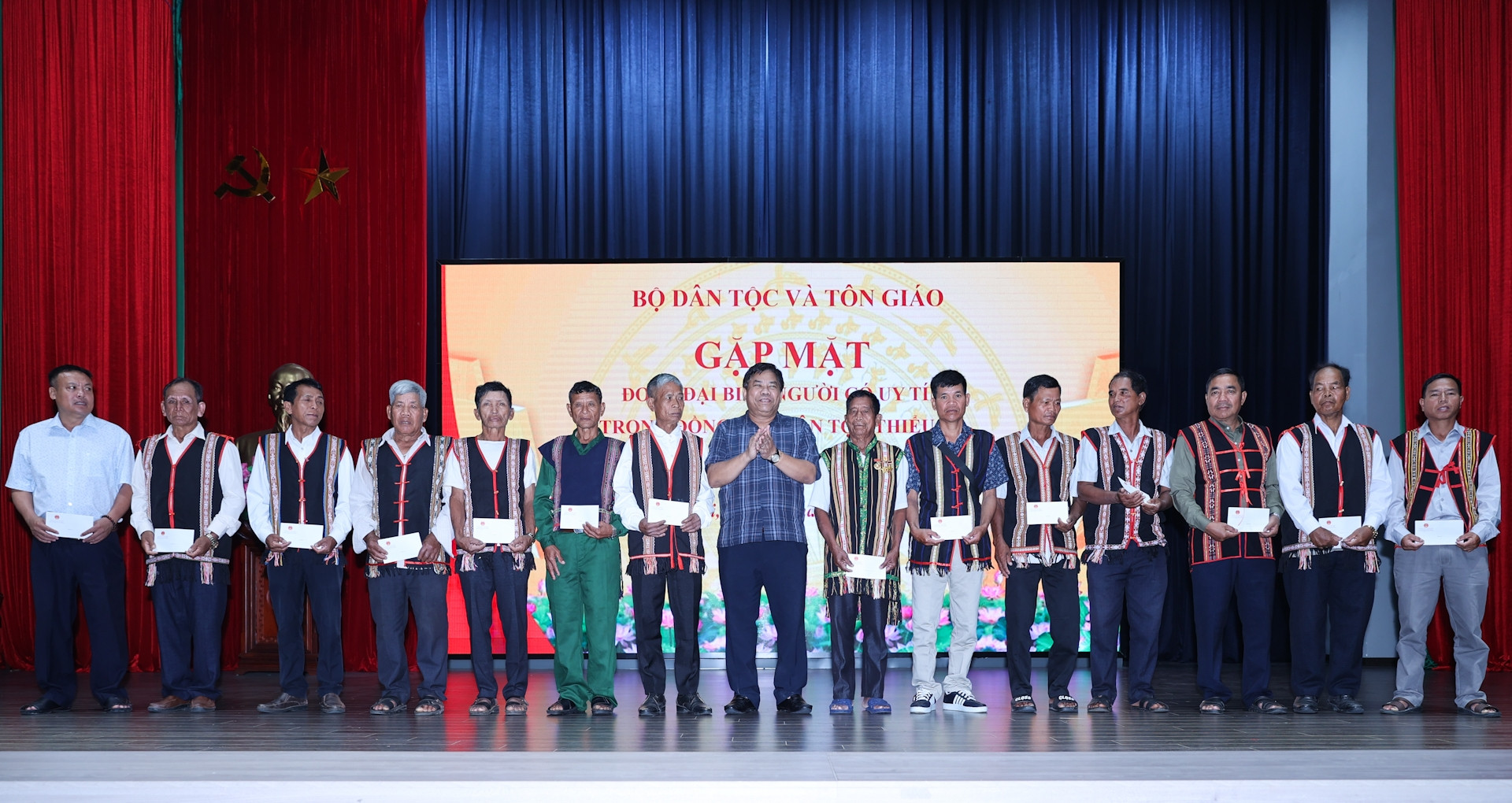 Thứ trưởng Y tế thảo luận với đại diện người có uy tín tại Quảng Ngãi và Gia Lai
