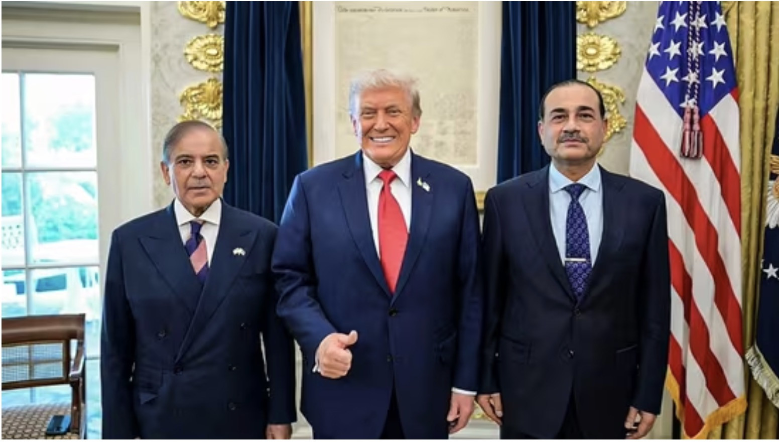 Trump với Thủ tướng Pakistan và thống chế. Ảnh: ANI