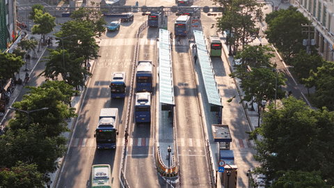 Miễn phí xe buýt, người dân mong hết cảnh rác thải, hàng rong lấn chiếm trạm chờ