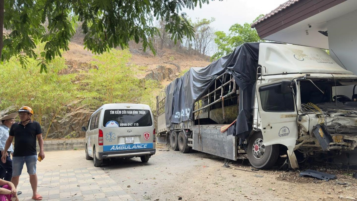 Xe đầu kéo chở vật tư lao xuống vực núi Tazon ở Lâm Đồng, 3 người tử vong.jpg