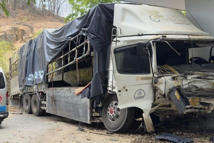 Xe tải lao xuống từ triền núi tông vào văn phòng công ty, 3 người tử vong