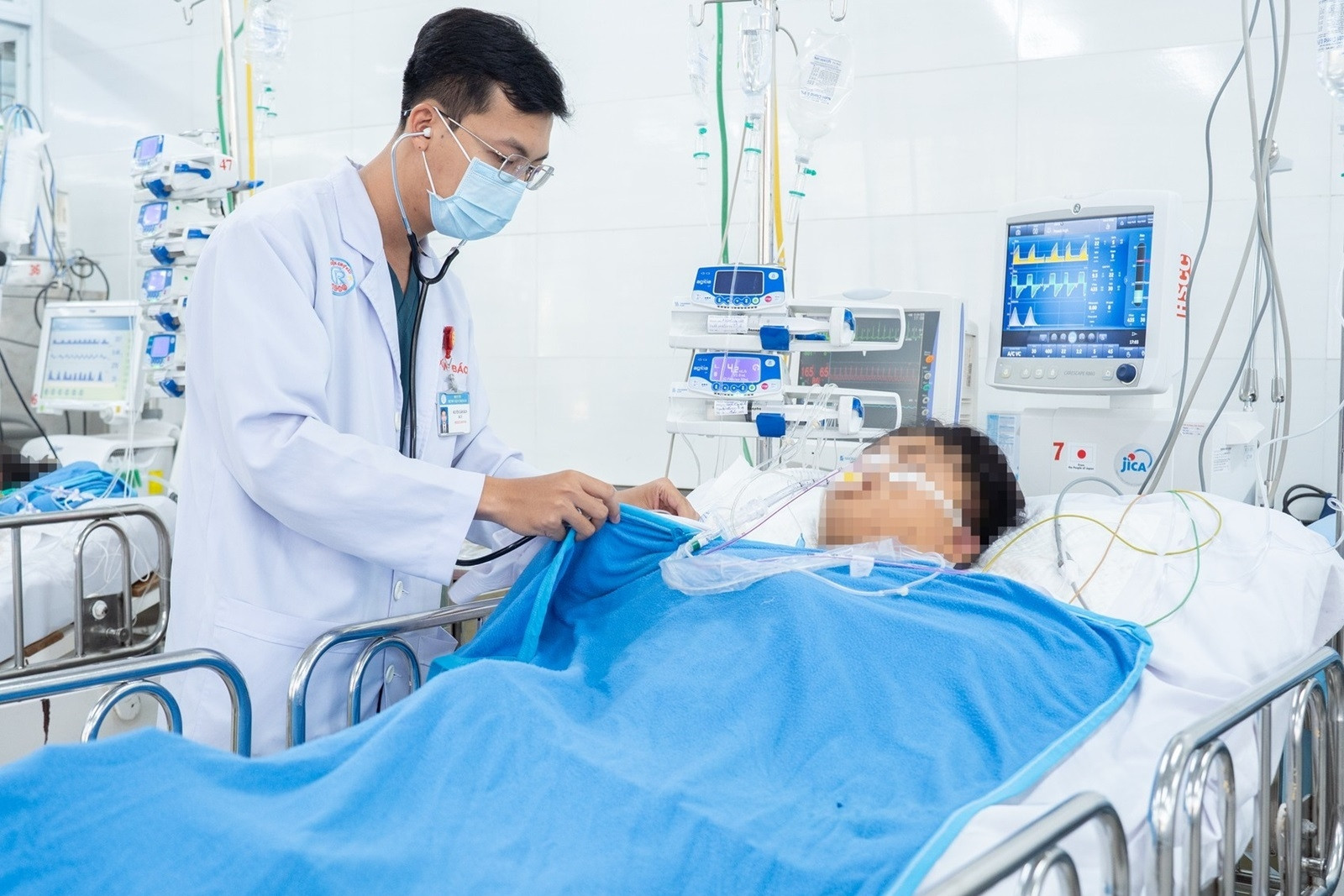 Xuyên đêm mổ cấp cứu 2 nạn nhân gãy xương, dập phổi vụ xe khách lao xuống vực