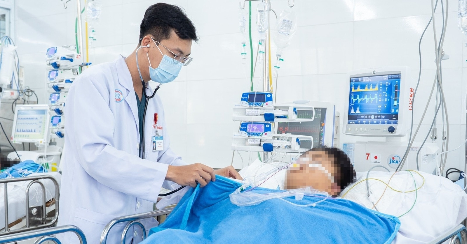 Xuyên đêm mổ cấp cứu 2 nạn nhân gãy xương, dập phổi vụ xe khách lao xuống vực