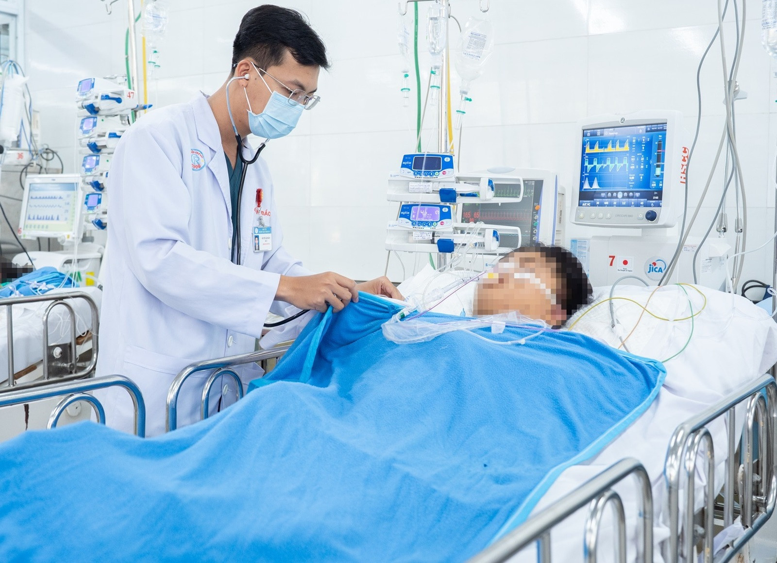 Xuyên đêm mổ cấp cứu 2 nạn nhân gãy xương, dập phổi vụ xe khách lao xuống vực.jpg