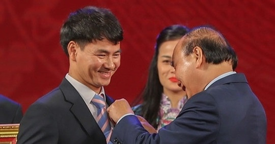 NSND Xuân Bắc, NSND Trung Hiếu cùng nhiều nghệ sĩ nhận Huân chương Lao động