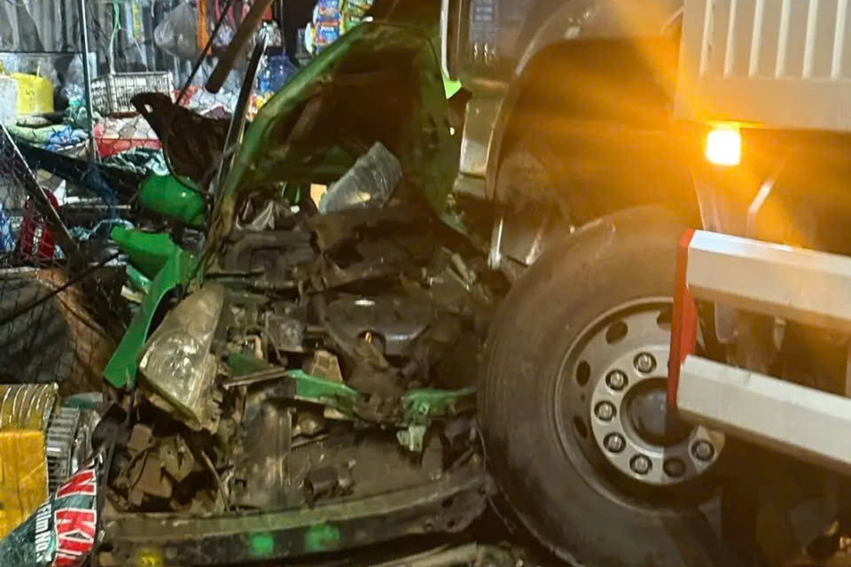 Bản tin sáng 9/4: Taxi va chạm ô tô tải rồi cả hai lao vào chợ, tài xế tử vong