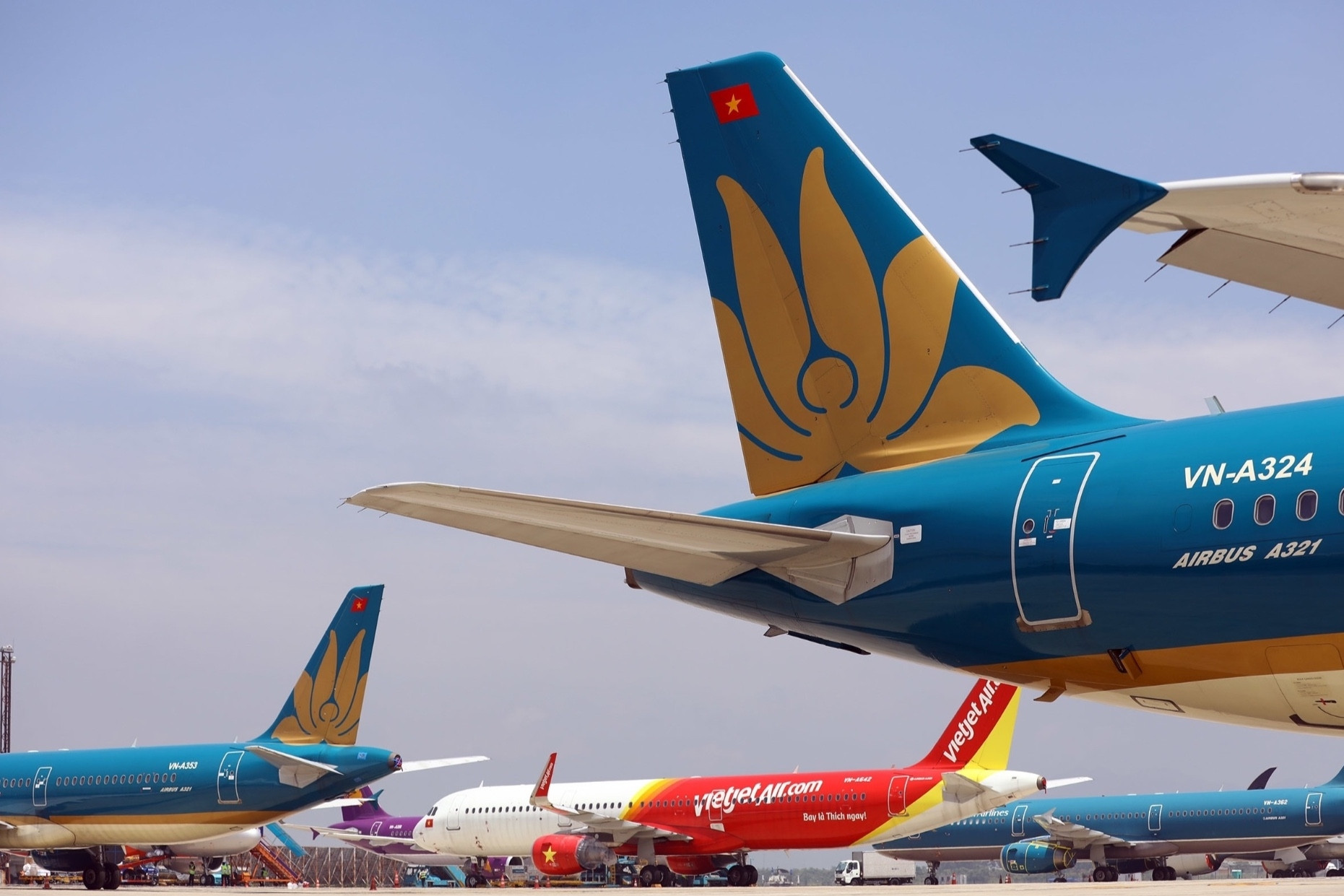 Hàng không đủ nhiên liệu bay dịp 30/4, vé máy bay chưa thể tăng trần