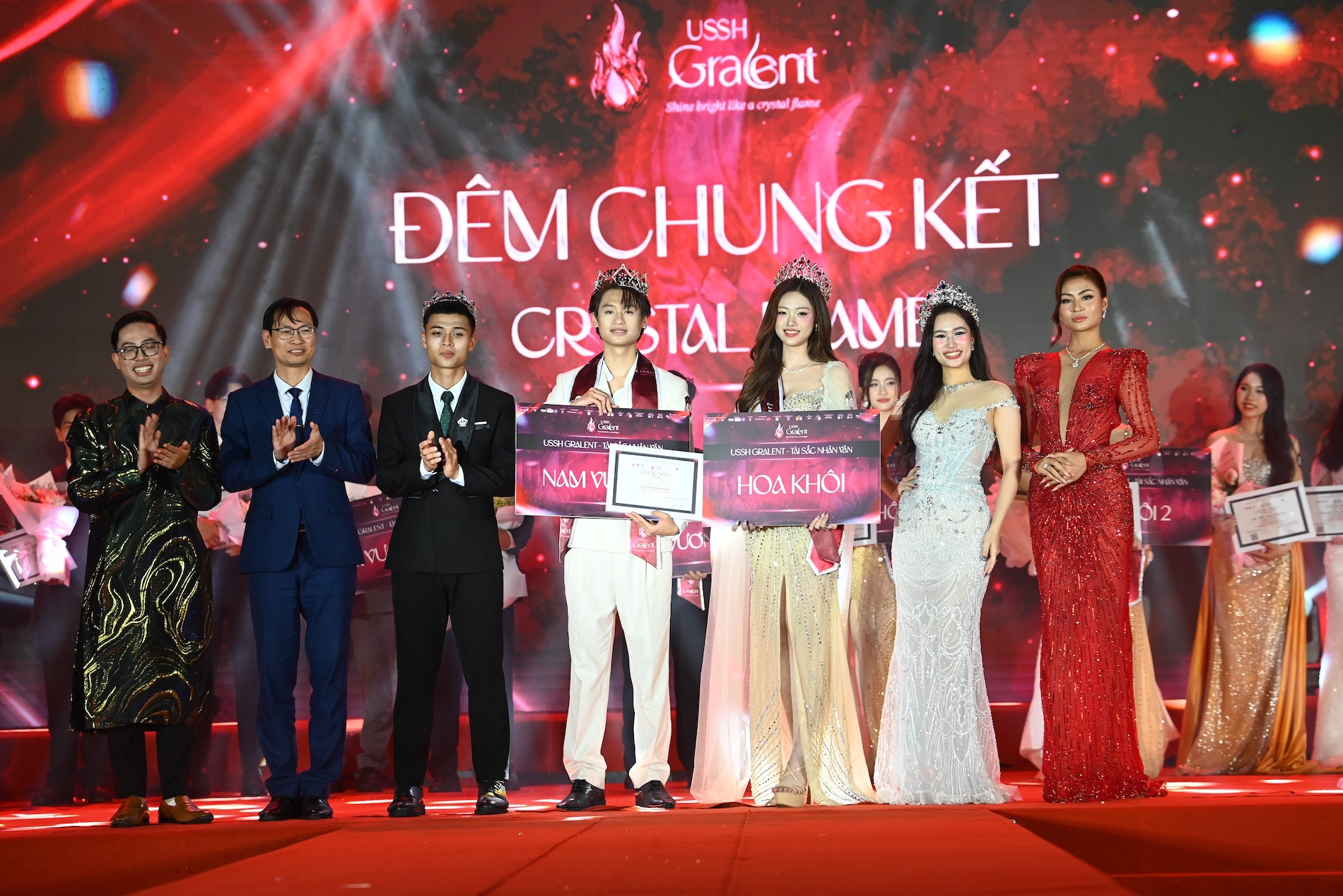 5.Tú Quyên thay (nhận giải).JPG