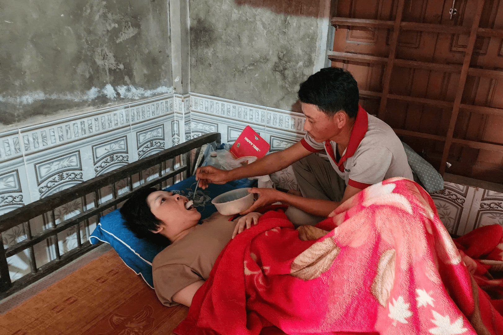 6 năm chăm vợ sống thực vật, người đàn ông kiệt quệ khi cha ung thư, mẹ tai nạn