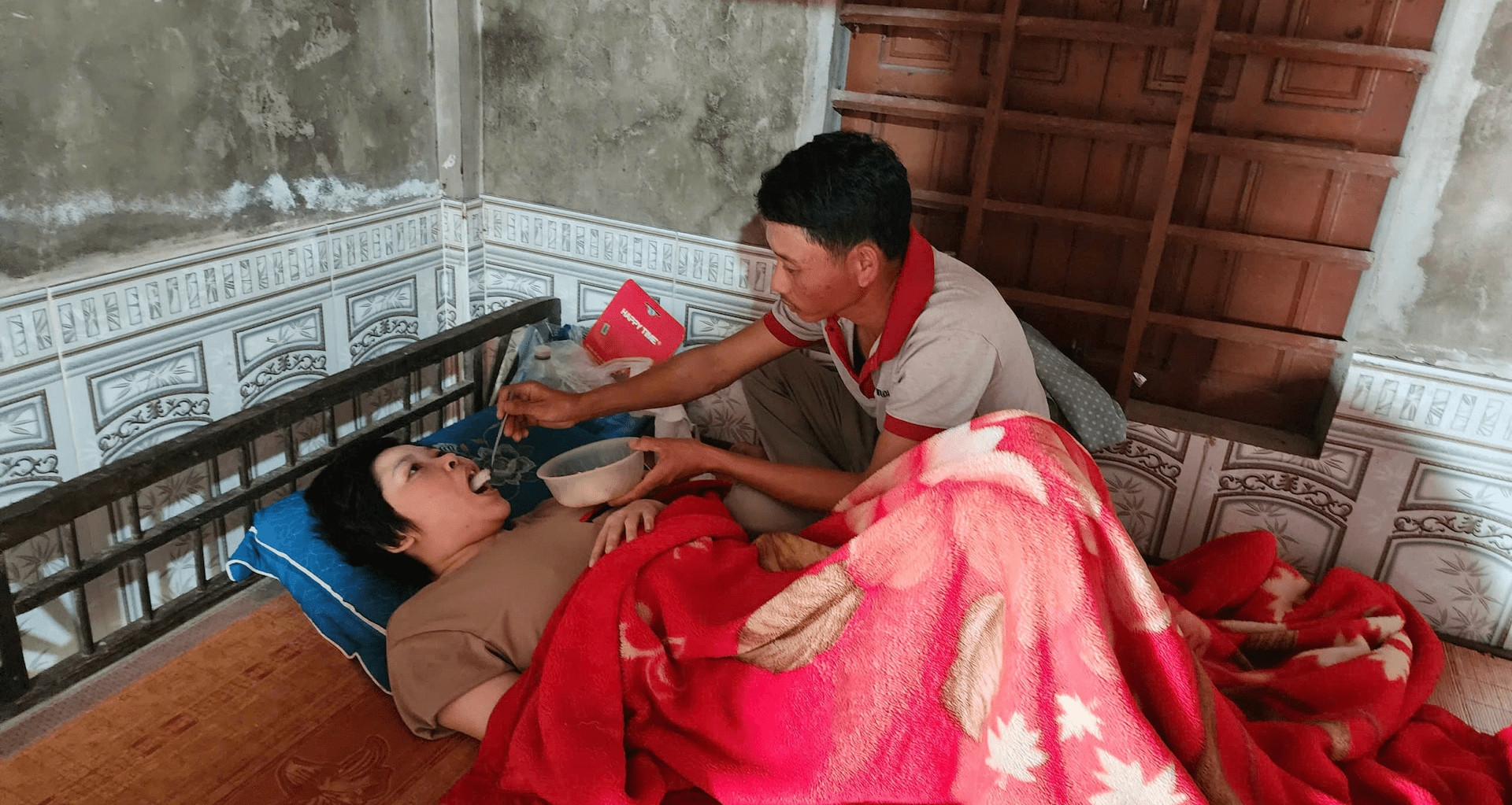 6 năm chăm vợ thực vật, người đàn ông kiệt quệ khi cha ung thư, mẹ tai nạn