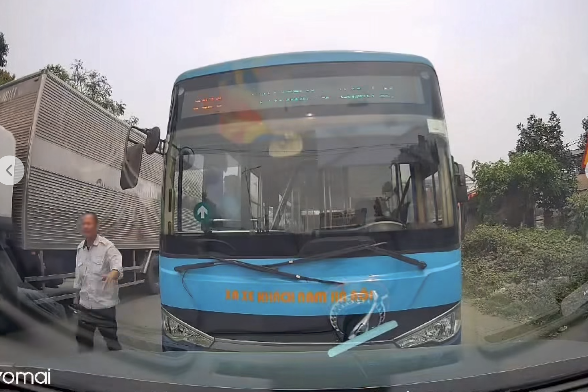 Vượt ẩu bất chấp, tài xế xe buýt còn ép xe đi đúng