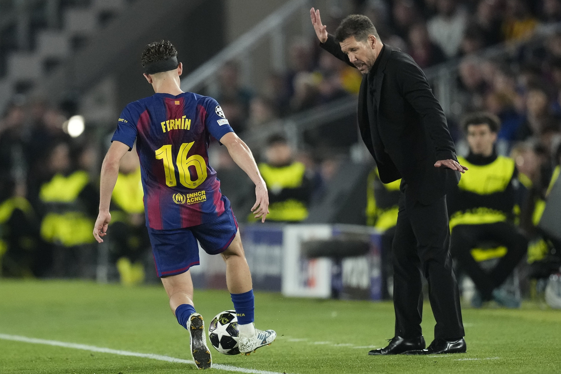 Atletico hạ Barca, Simeone bênh học trò chơi ‘bóng rổ’