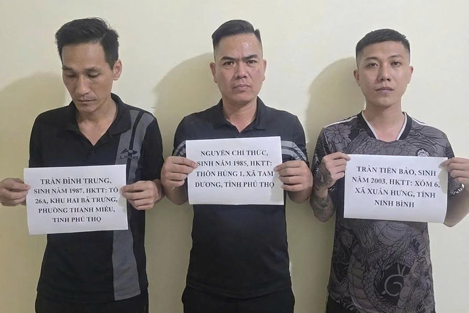 Ba người đàn ông kéo nữ nhân viên quán karaoke vào phòng VIP đánh đập, ép trả tiền