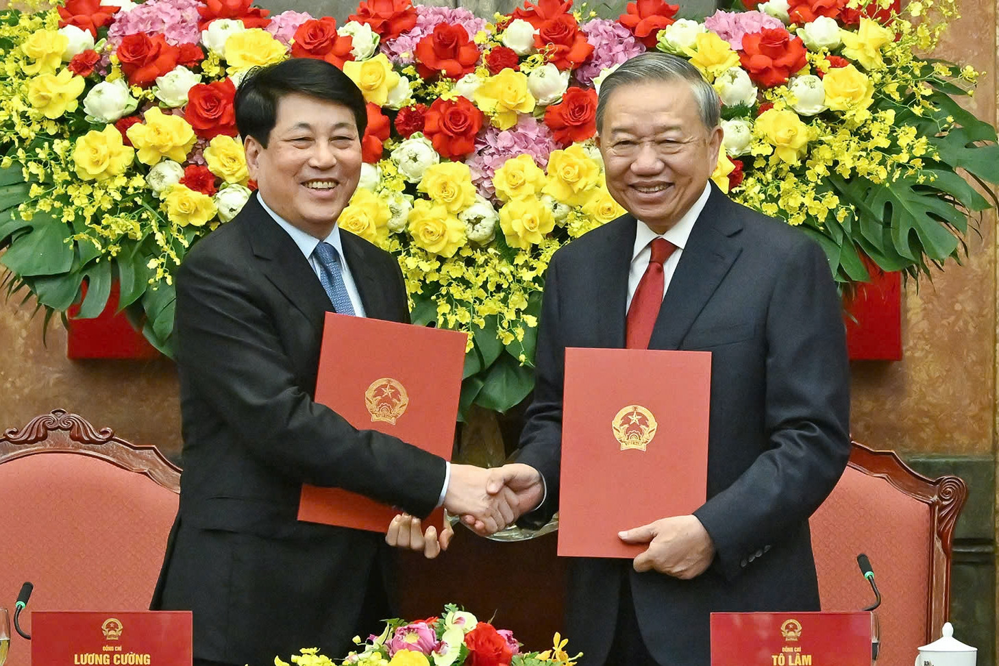 Bàn giao công tác giữa Tổng Bí thư, Chủ tịch nước Tô Lâm và nguyên Chủ tịch nước Lương Cường