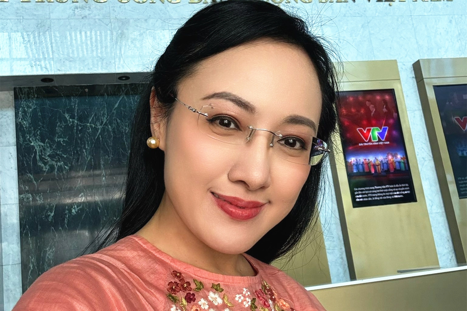 BTV Hoài Anh VTV trẻ đẹp tuổi U50, 'Kỳ nữ' Mộng Tuyền khoe giọng hát