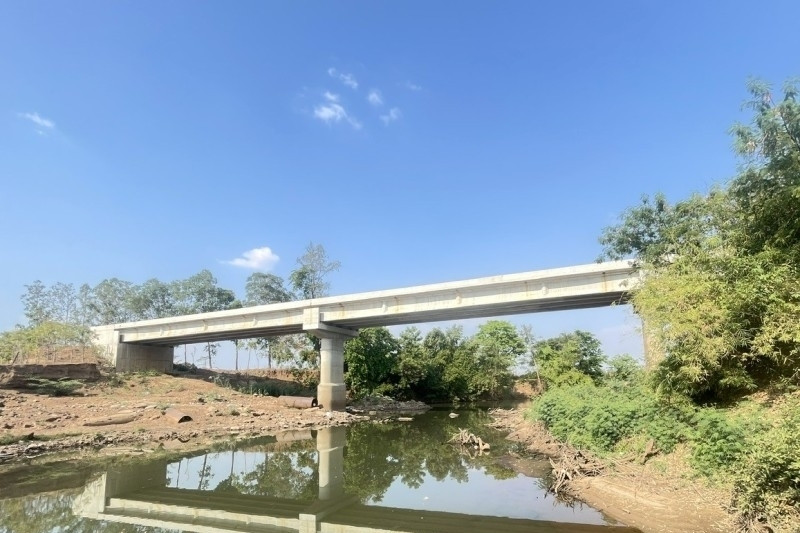 Cầu Tình hơn 100m bỗng dưng dừng thi công, người dân lo lắng trước mùa mưa