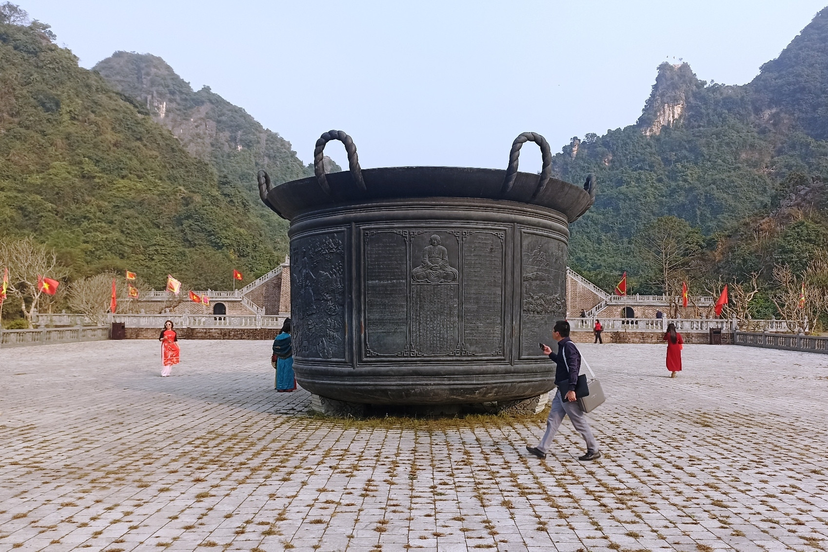 Chiếc vạc đồng nặng gần 10 tấn ở Đàn Kính Thiên có gì đặc biệt?