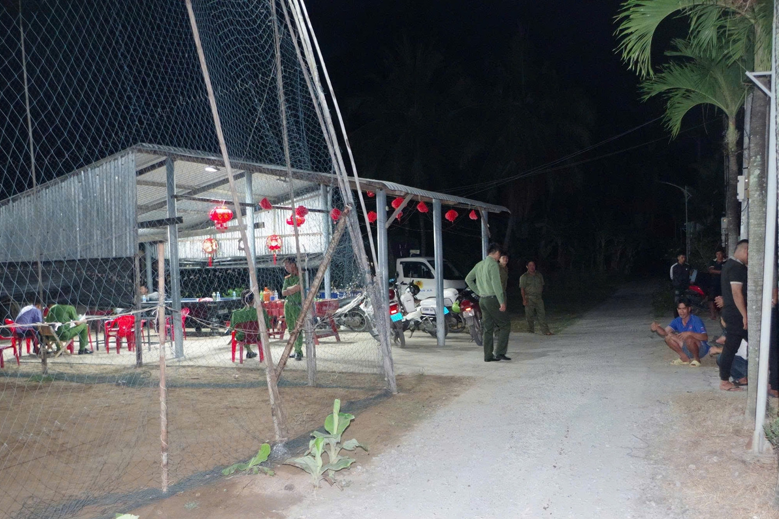  Đâm chết người lúc xem bóng chuyền, nghi phạm về nhà cố thủ 