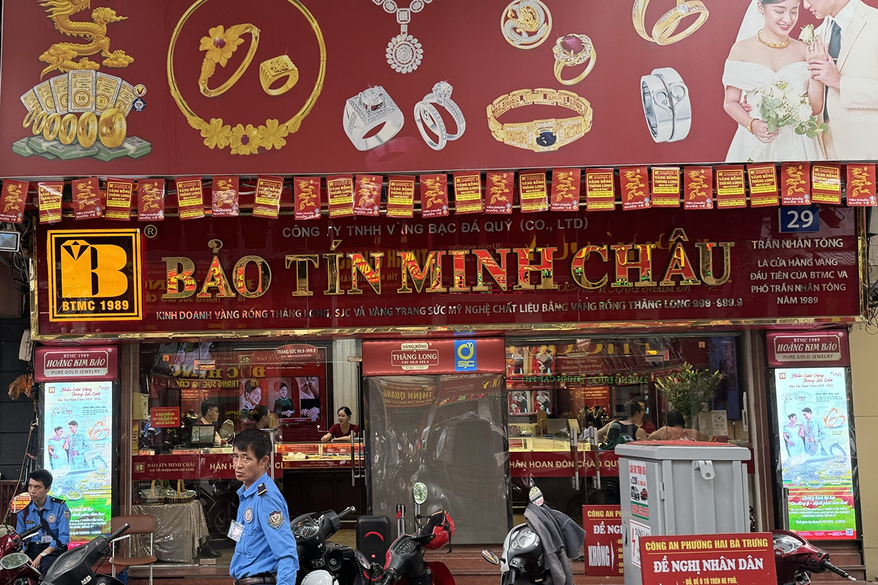 Giá vàng lao dốc, 'phố vàng' vắng tanh, Bảo Tín Minh Châu bán hàng kiểu mới