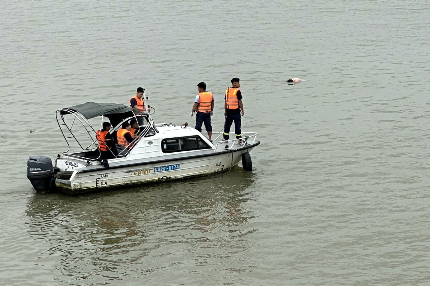 Hà Nội: Phát hiện thi thể nam giới nổi trên sông Hồng gần cầu Vĩnh Tuy