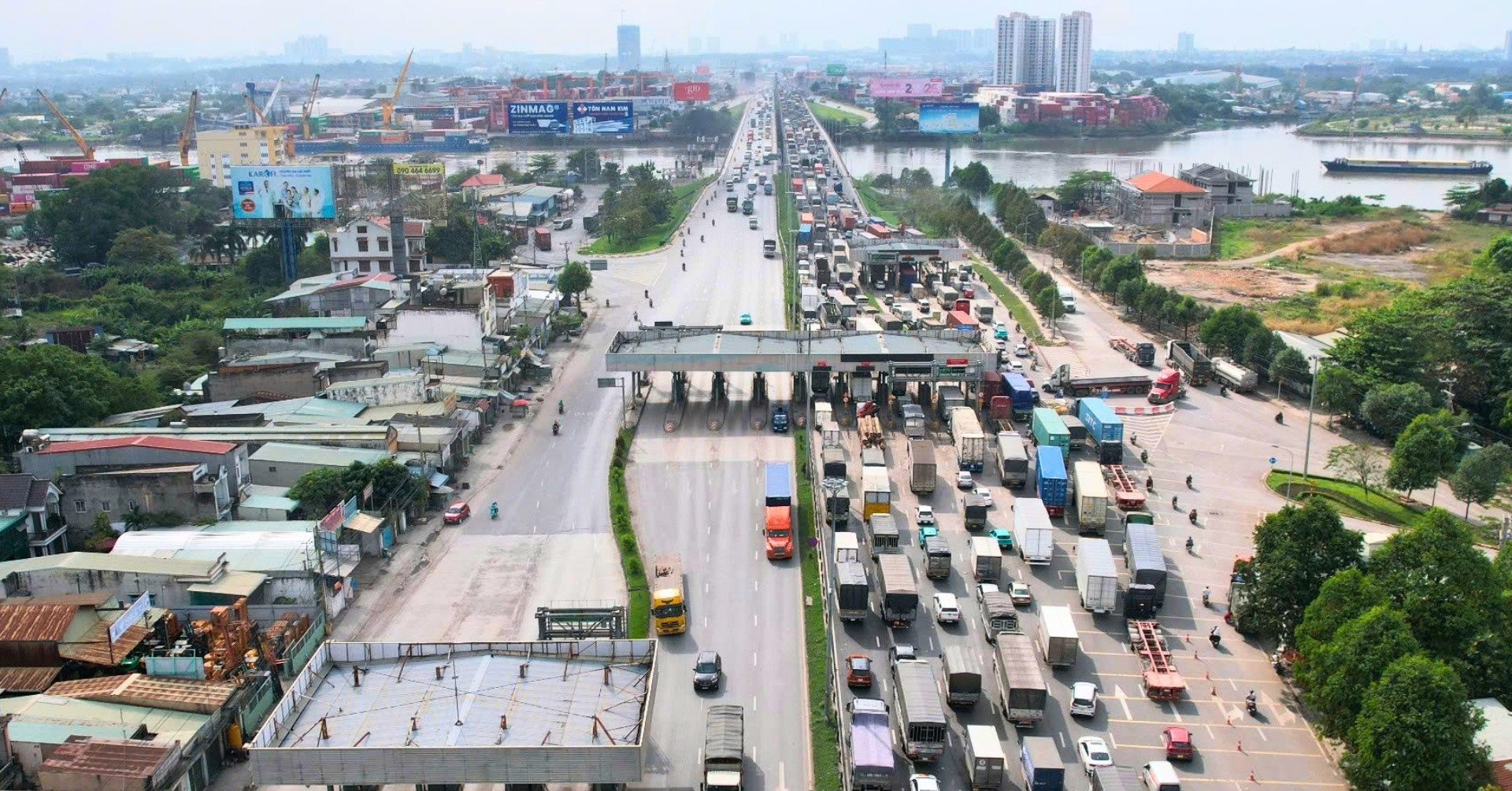 Tình trạng lộ cốt bê tông nguy hiểm kéo dài trên Quốc lộ 1A đoạn qua TP.HCM