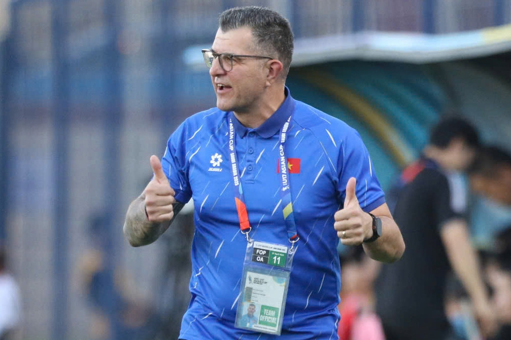  HLV Cristiano Roland nói thẳng về con trai của Quang Hải 