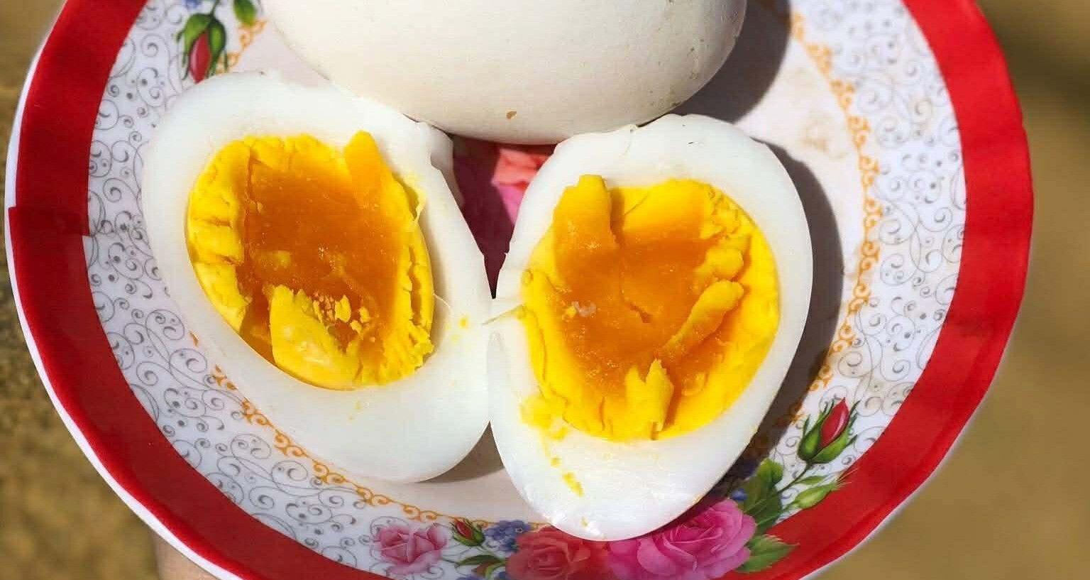 Bí quyết chọn trứng ngỗng tươi ngon và cách luộc chuẩn thời gian