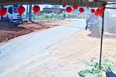 Nam thanh niên đi xe máy ngã ‘sấp mặt’ vì vướng dây cáp kéo ngang đường