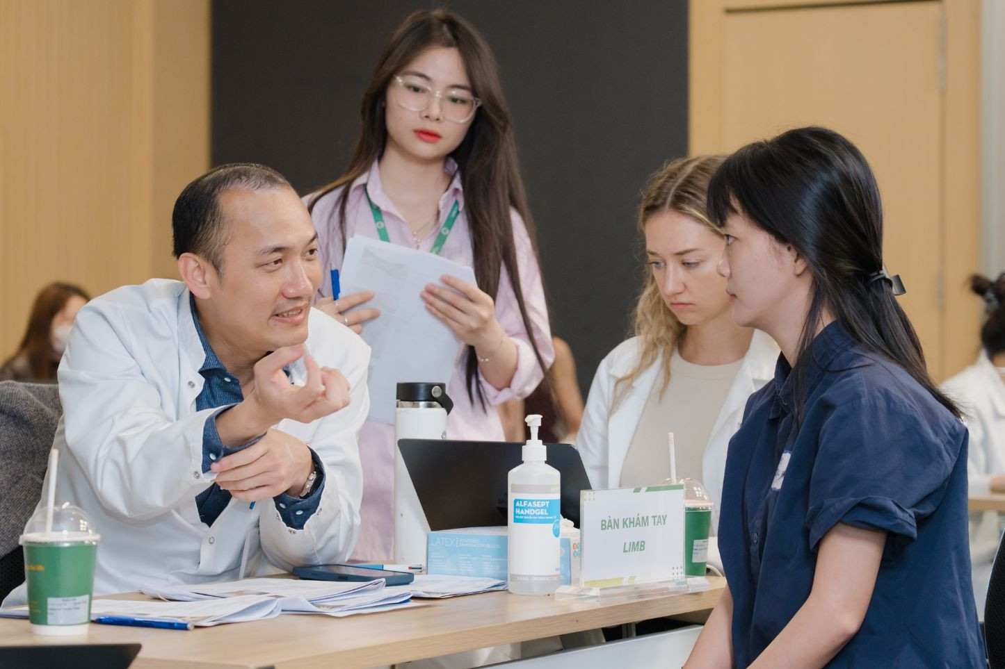 Phẫu thuật ‘chắp cánh ước mơ’ cho cô gái dị tật khuỷu tay ở Bệnh viện Hồng Ngọc